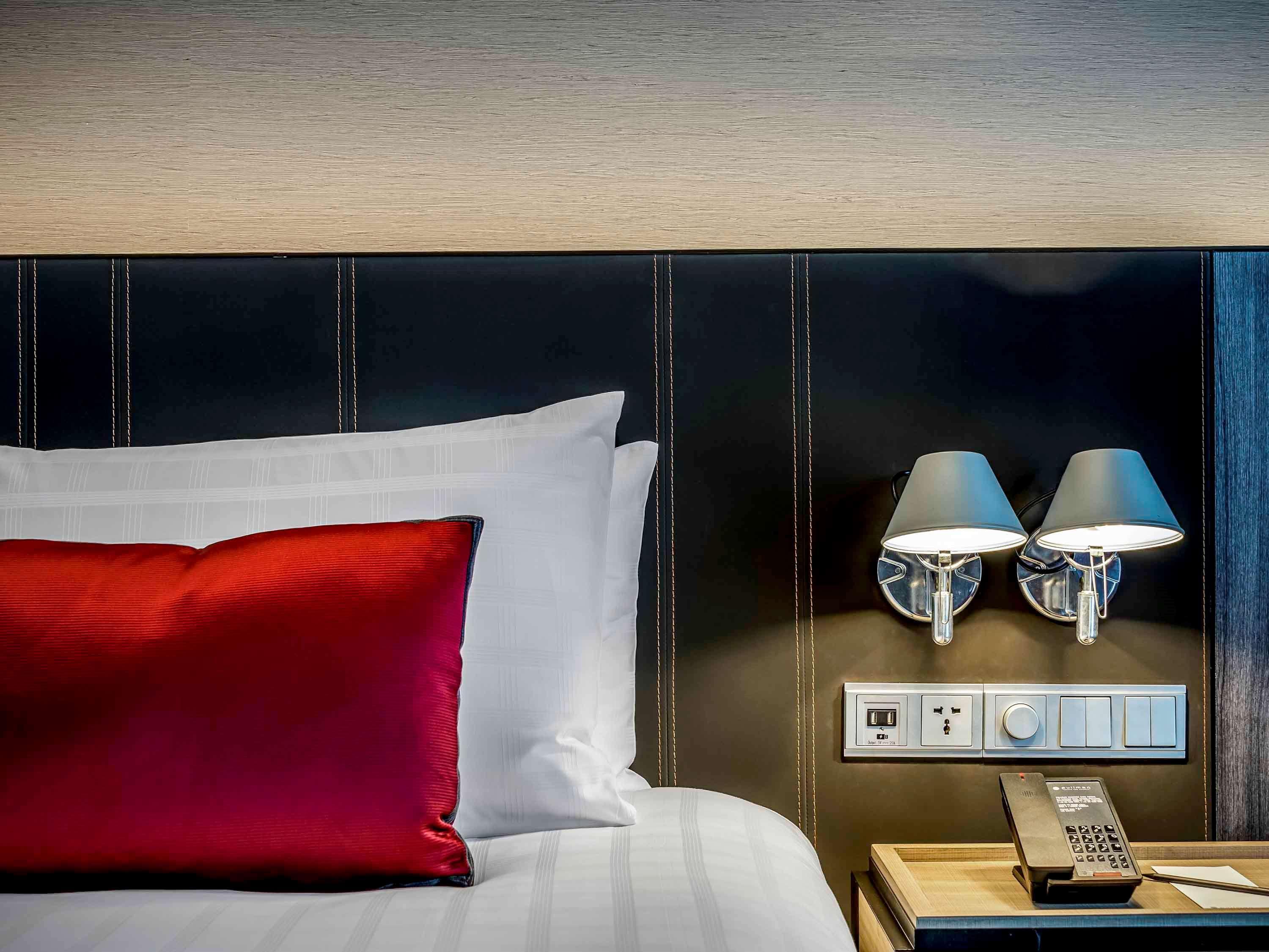 Pullman Bangkok King Power Hotel Kültér fotó A bed with a red pillow