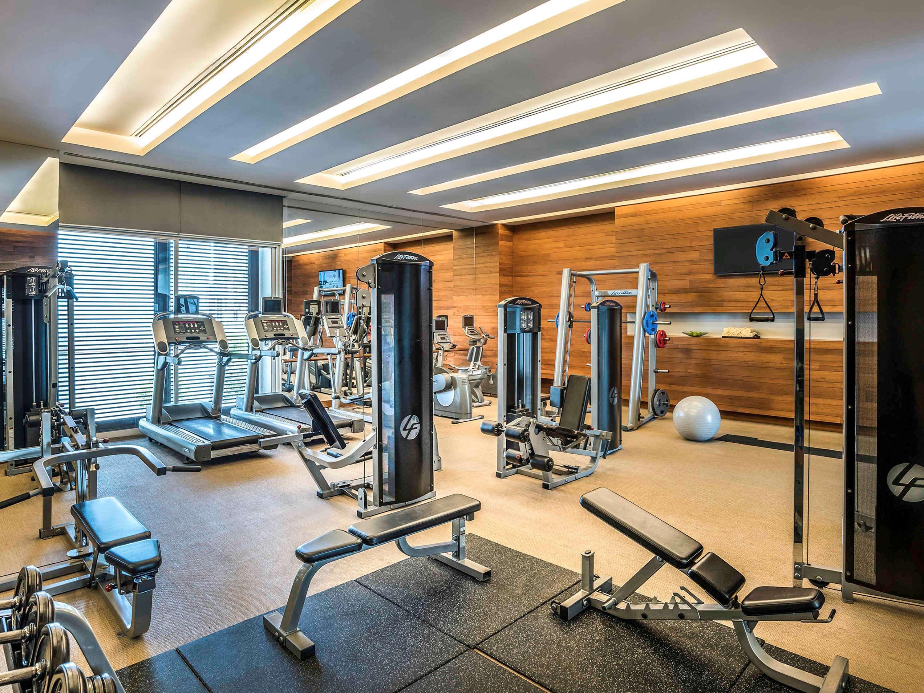 Pullman Bangkok King Power Hotel Kültér fotó The gym at the hotel