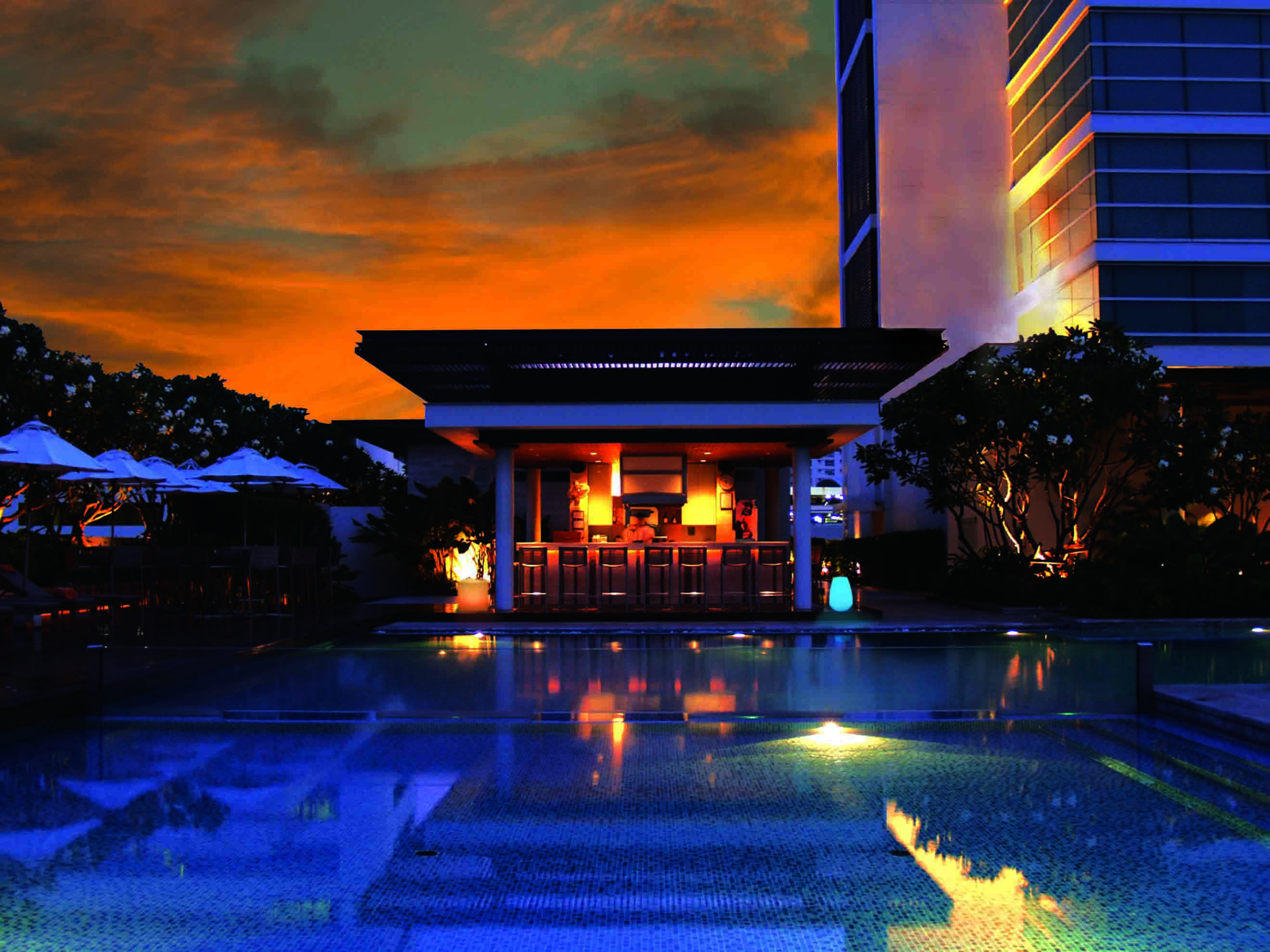 Pullman Bangkok King Power Hotel Kültér fotó The pool at the hotel
