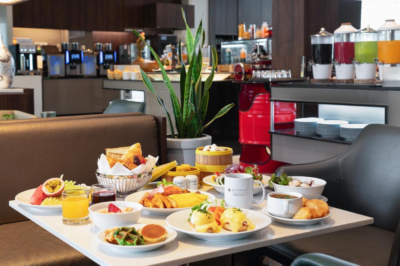 Pullman Bangkok King Power Hotel Kültér fotó A typical buffet at a hotel