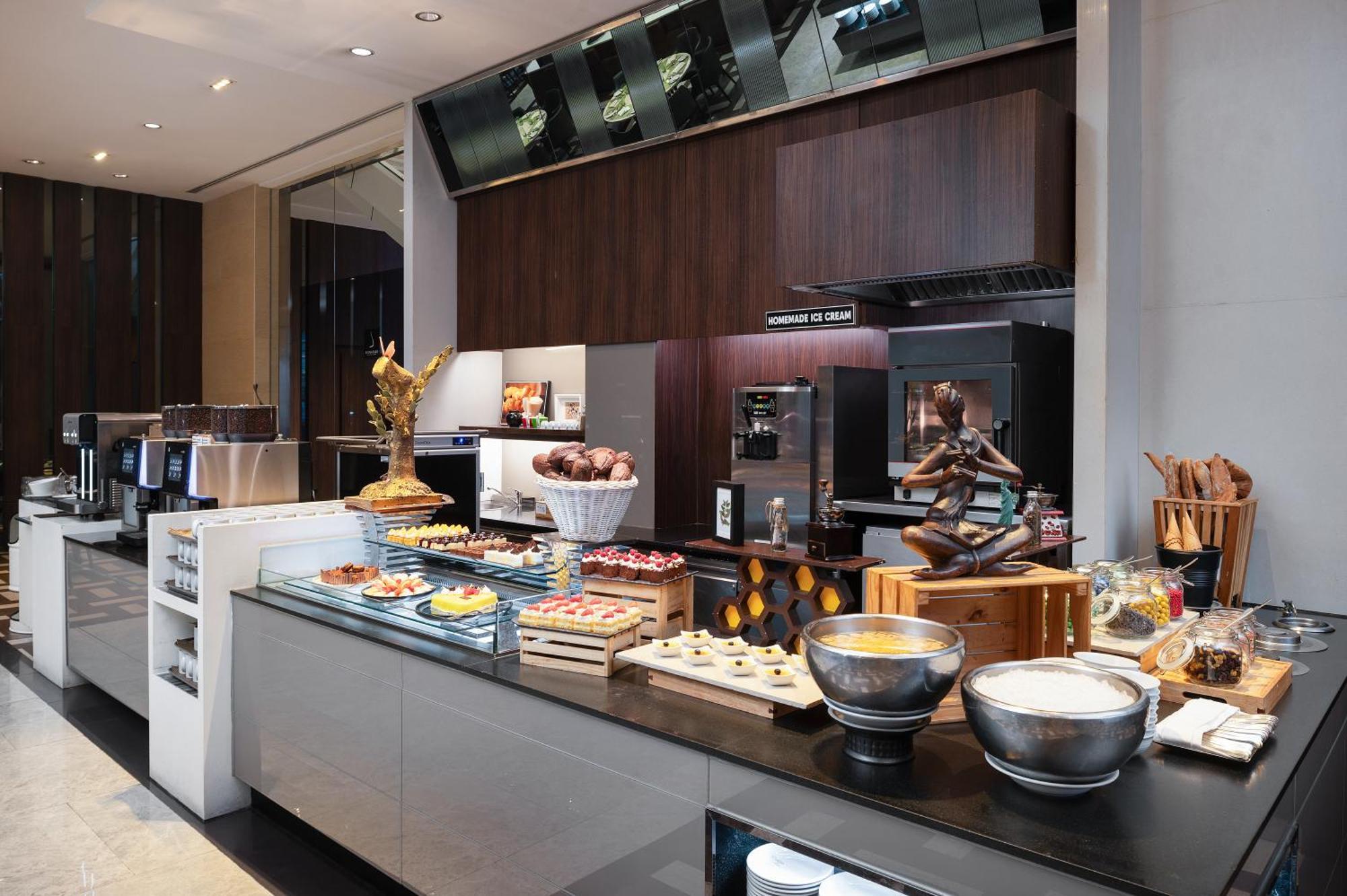 Pullman Bangkok King Power Hotel Kültér fotó A buffet at a hotel