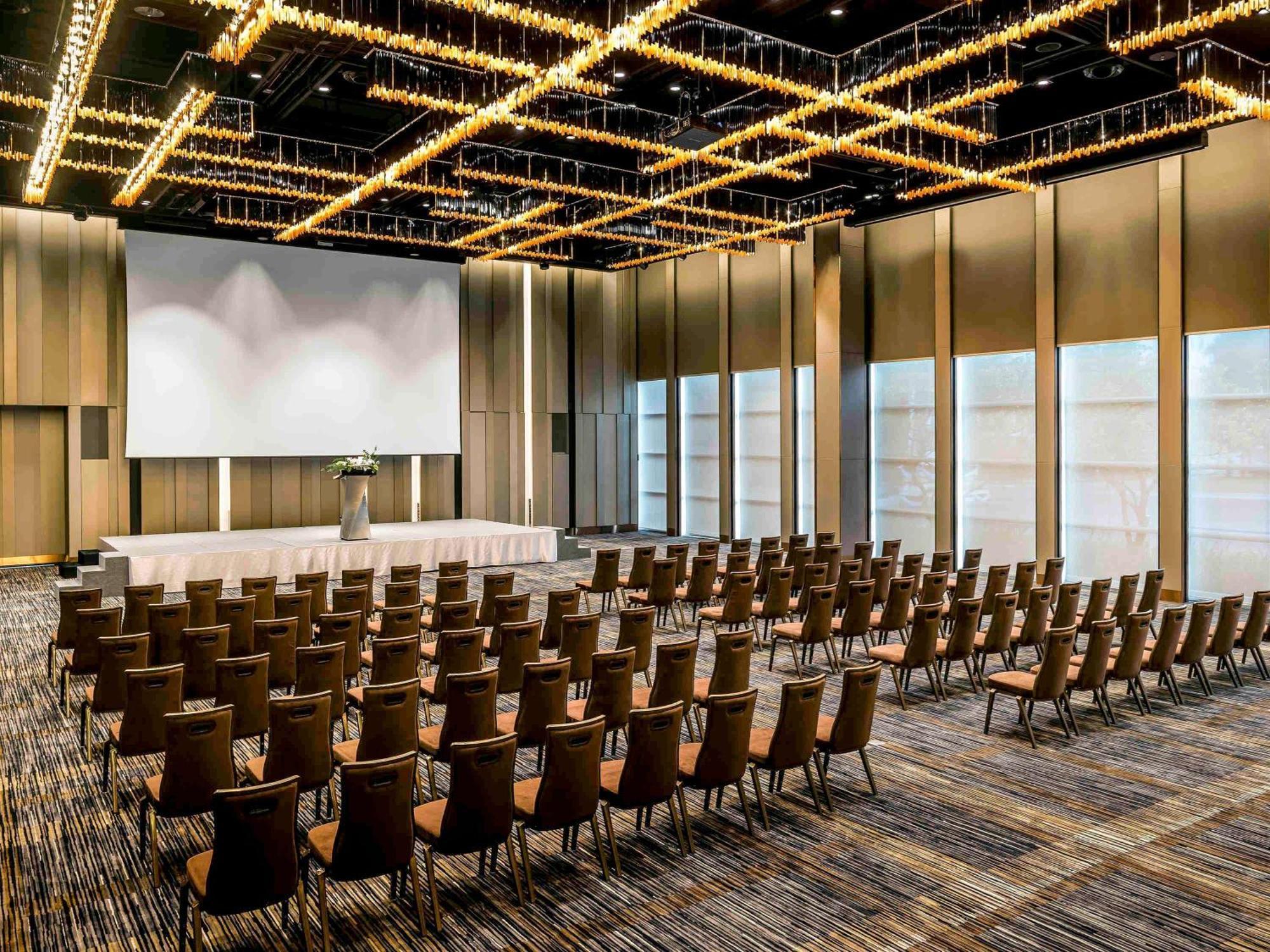 Pullman Bangkok King Power Hotel Kültér fotó The Westin Convention Centre