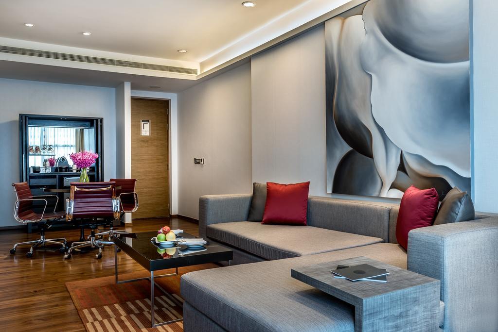Pullman Bangkok King Power Hotel Kültér fotó A living room in a suite at the hotel