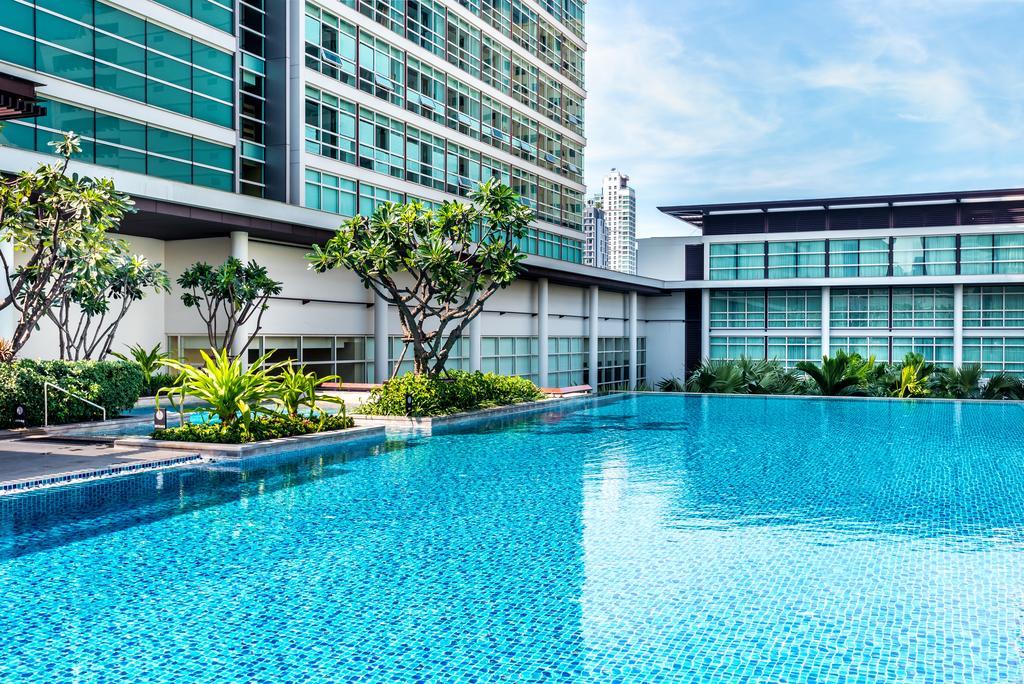 Pullman Bangkok King Power Hotel Kültér fotó The swimming pool at the hotel